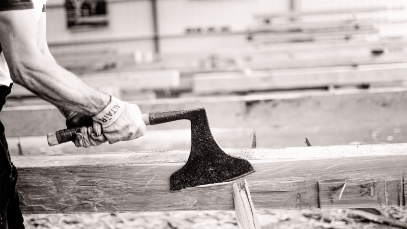 Des artisans charpentiers travaillant sur la reconstruction de Notre-Dame de Paris, démontrant un savoir-faire traditionnel.